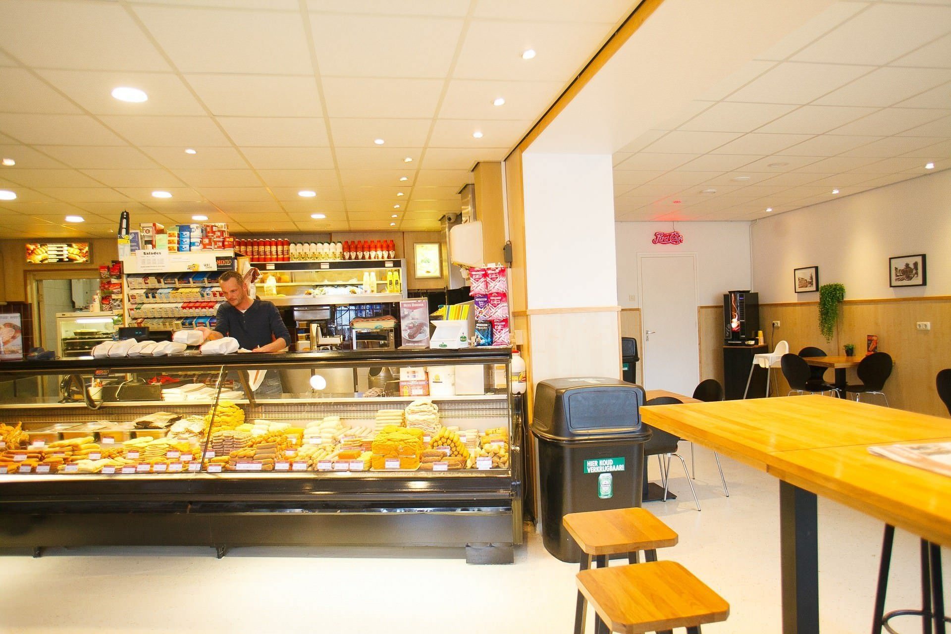 Legendarisch snackbar als decor voor poëzie