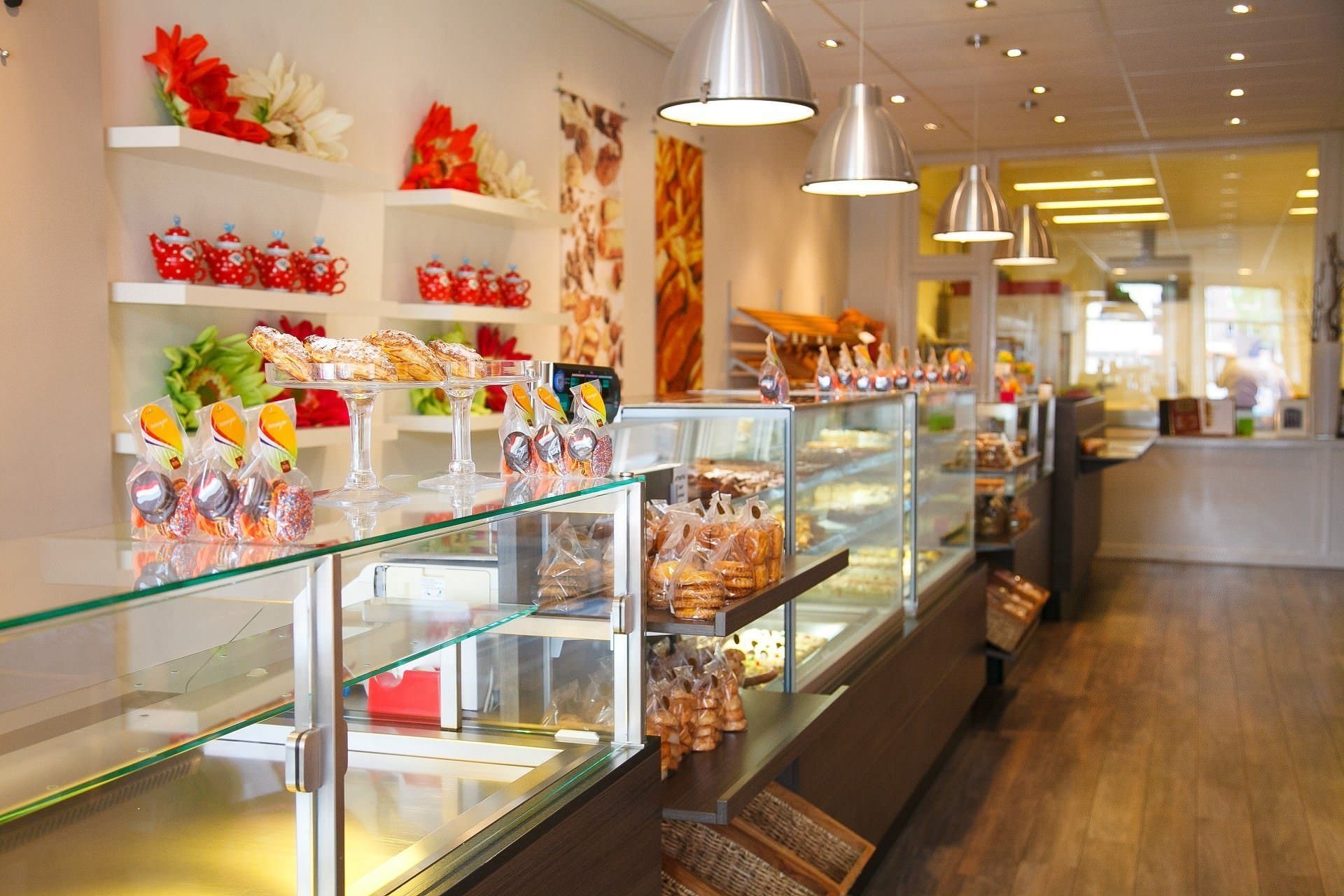 Banketbakkerij Salverda opent tweede vestiging in de Kleine Kerkstraat.