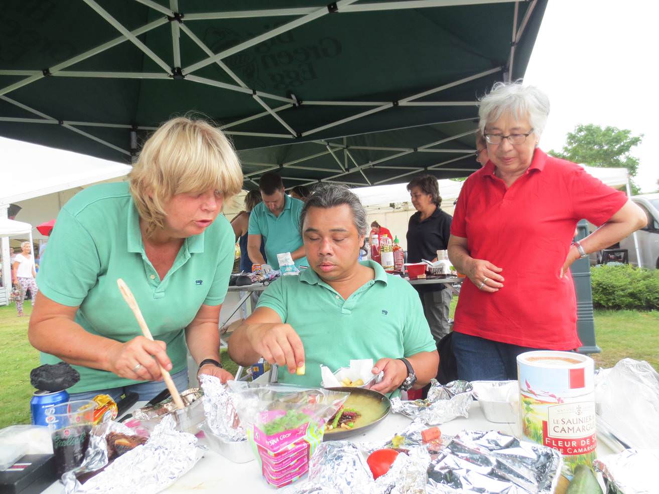 Grillmasters 2015 Huub en Reinata serveren kip van de barbecue