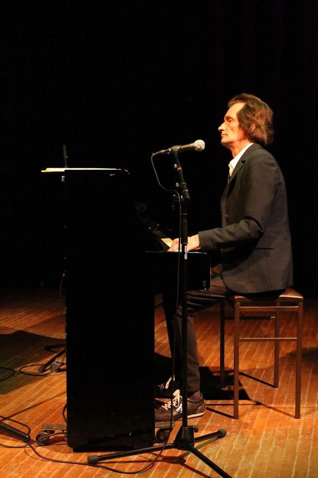 Rinke Schroor speelt digitale piano in het authentieke Grand Café De Frieche Club