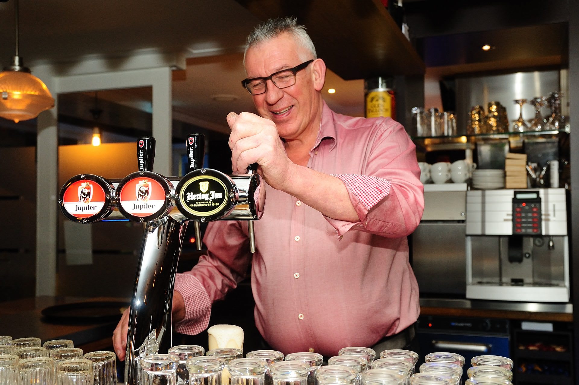 Uiteten in Huizum west: Cafetaria & Eetcafé De Basuin