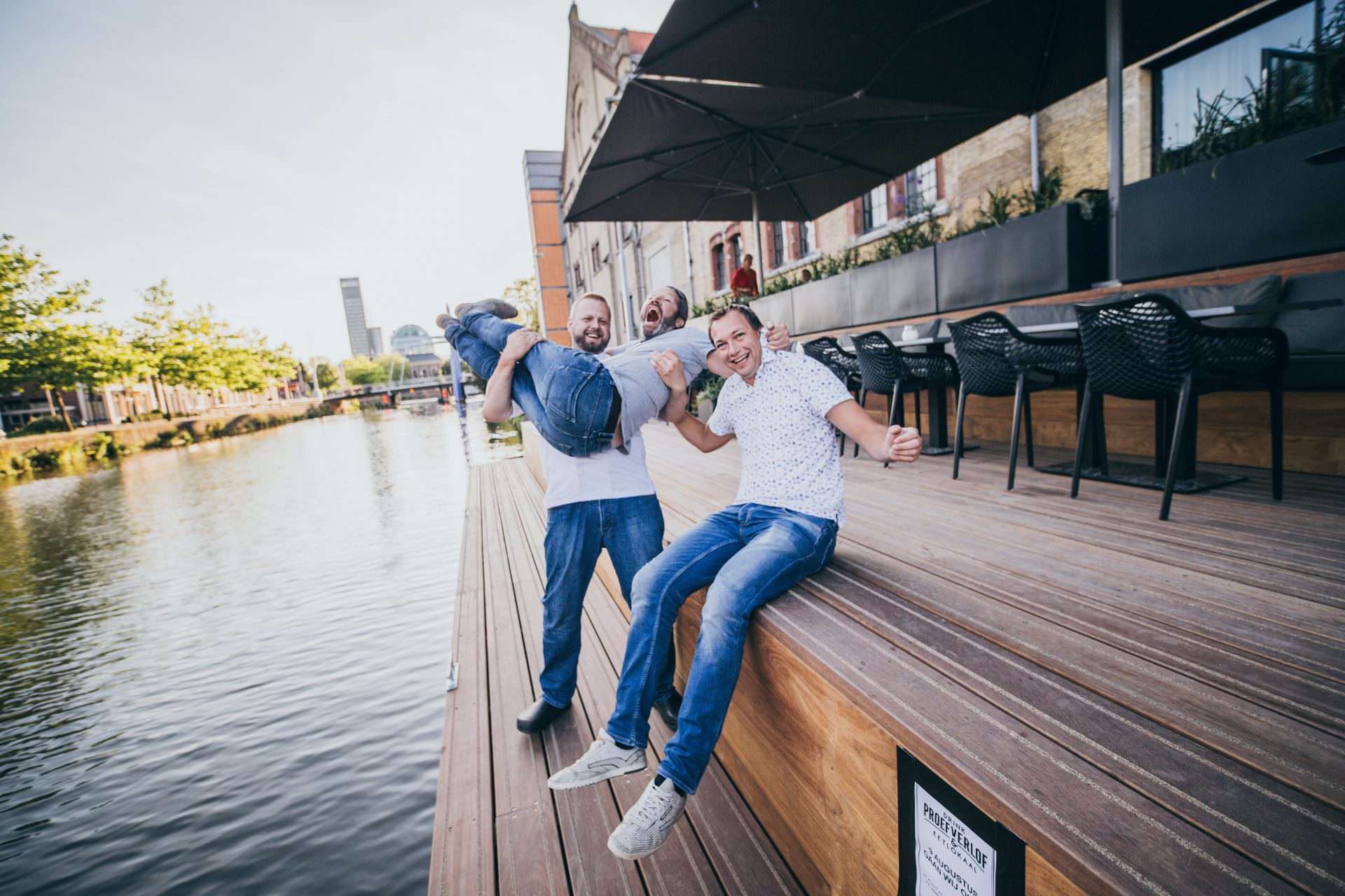 De Drie Musketiers van De Bak, Proefverlof en Eindeloos