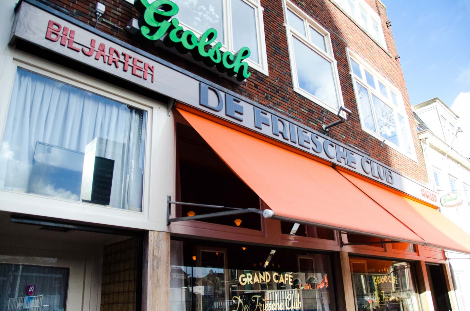Grand Café De Friesche Club moet haar terras weer inperken