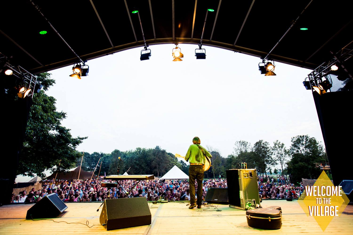 Vergunning Welcome to the Village geschorst door rechter