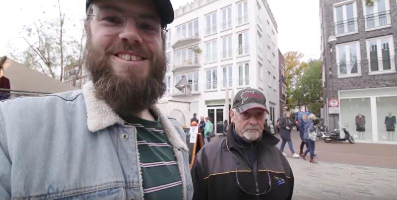 De Fryske Vlogger verrast door iemand die wel erg gesteld is op haar privacy