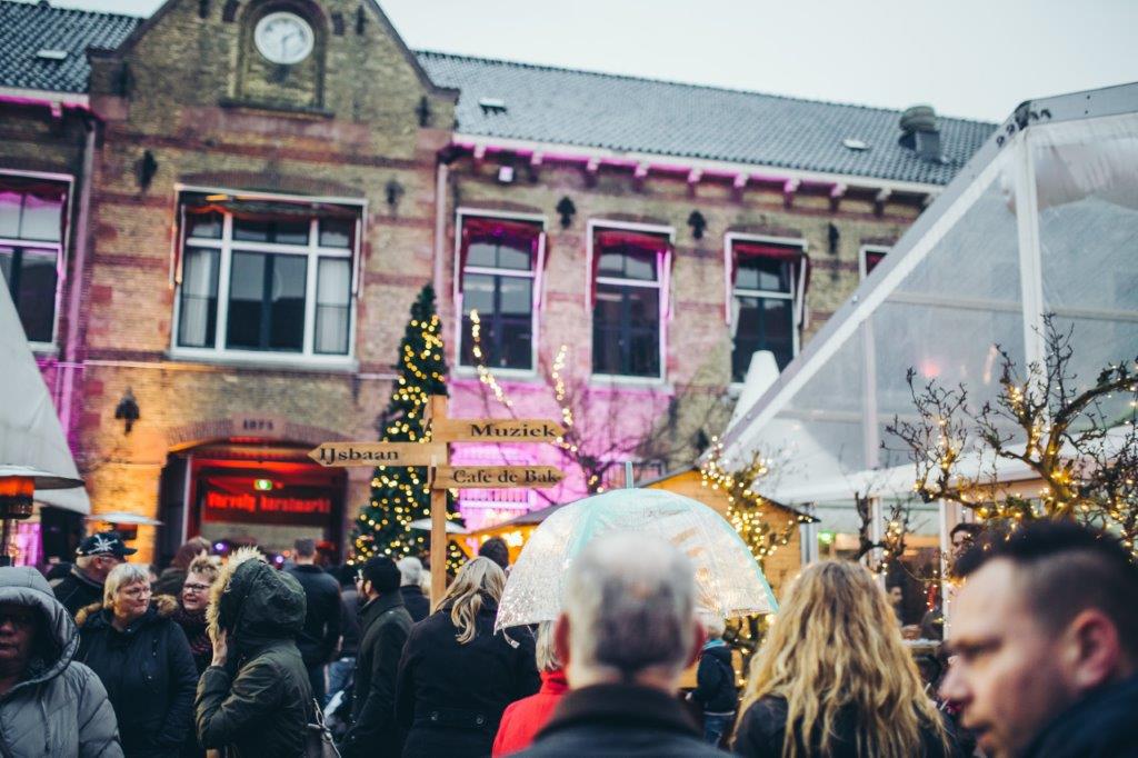 Optreden van Do en Jim Bakkum tijdens Kerstmarkt in Blokhuispoort