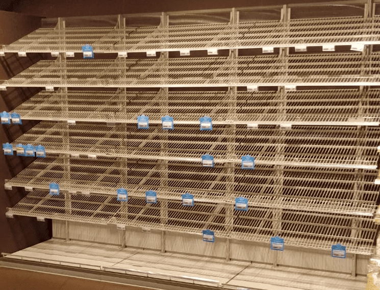 Legen schappen in de supermarkt: mensen zijn massaal aan het hamsteren