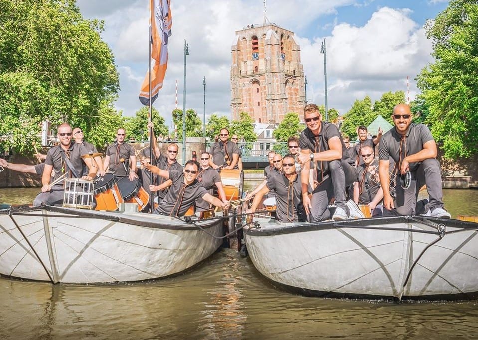 Een gezellig sfeertje in de stad met Sambaband Almondegas