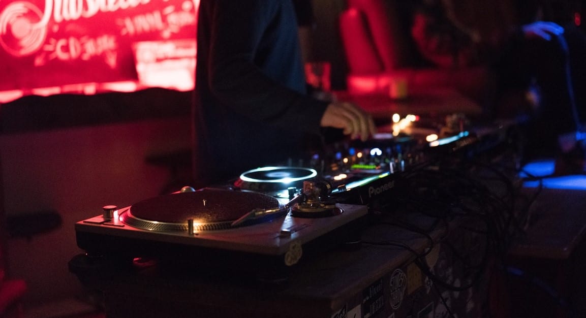 Pieter Sahieter verandert ’t Woanskip in een hardstyle-hit