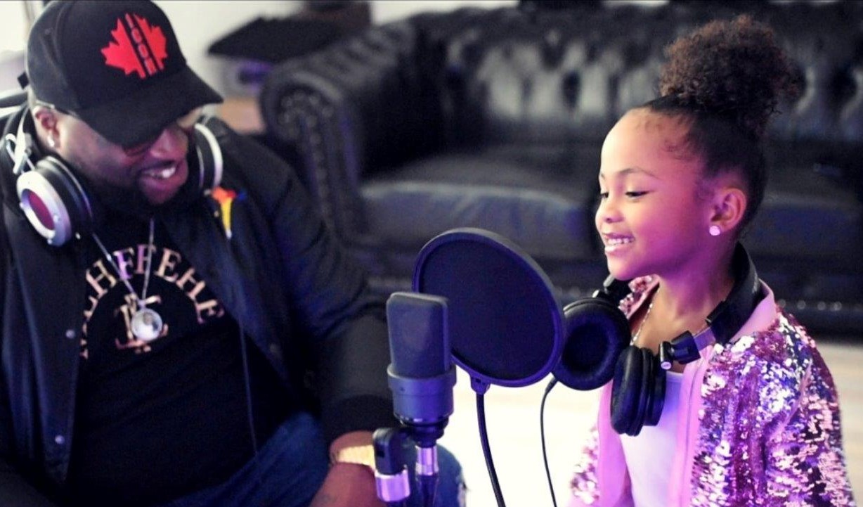 Dochter Carlos Hogendorp scoort in Brazilië met megahit ‘Muito Linda’