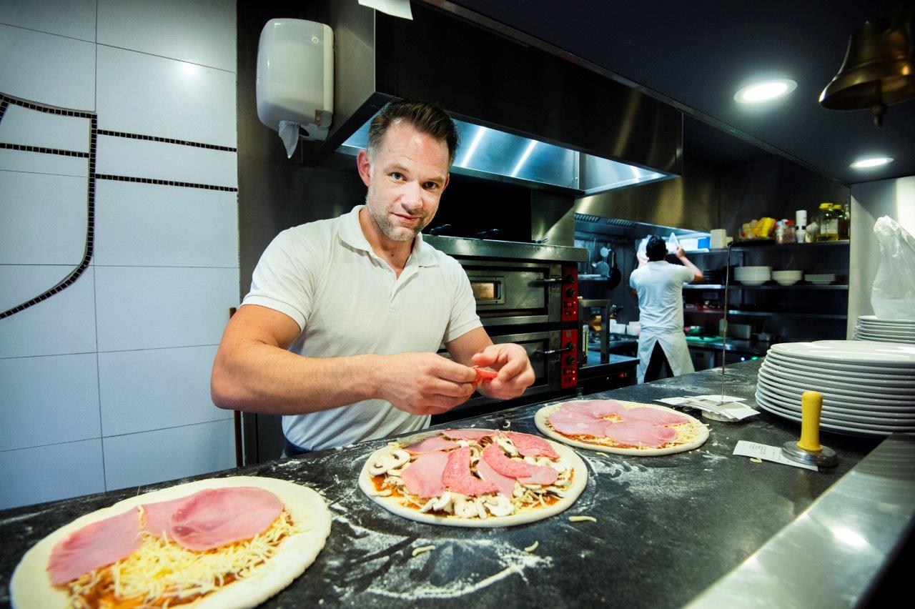 Thuis genieten van de lekkere pizza's van Sardegna