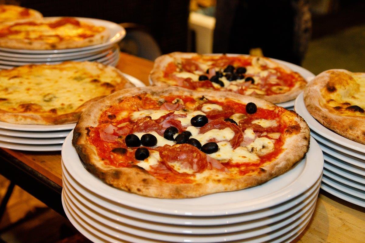 Bestel heerlijke pizza's en pasta's bij De Burgemeester van Napels!