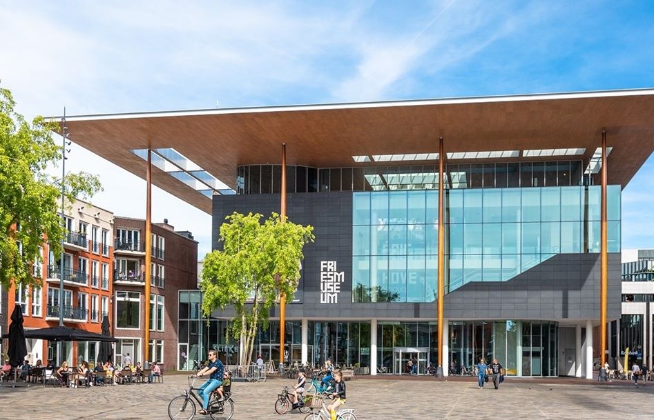 Medewerkers van het Fries Museum helpen in de zorg