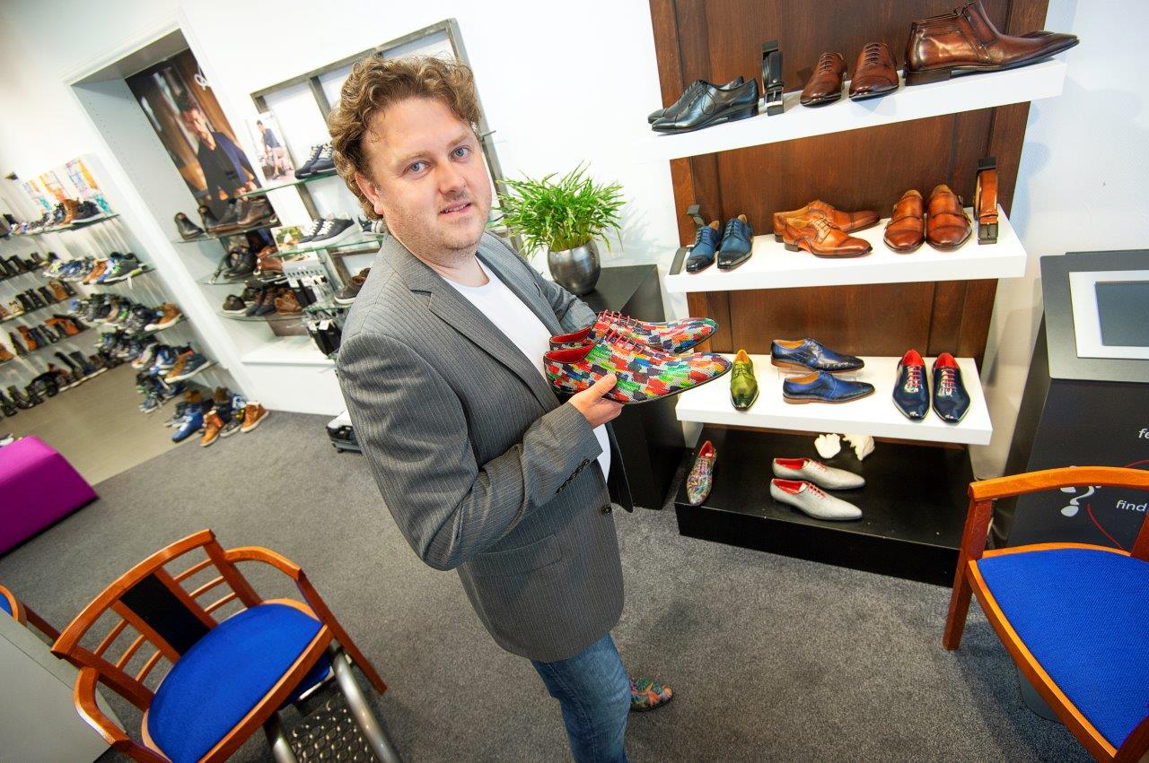 De vrolijk gekleurde schoenen van Men of Global vind je bij Schlichting Schoenen