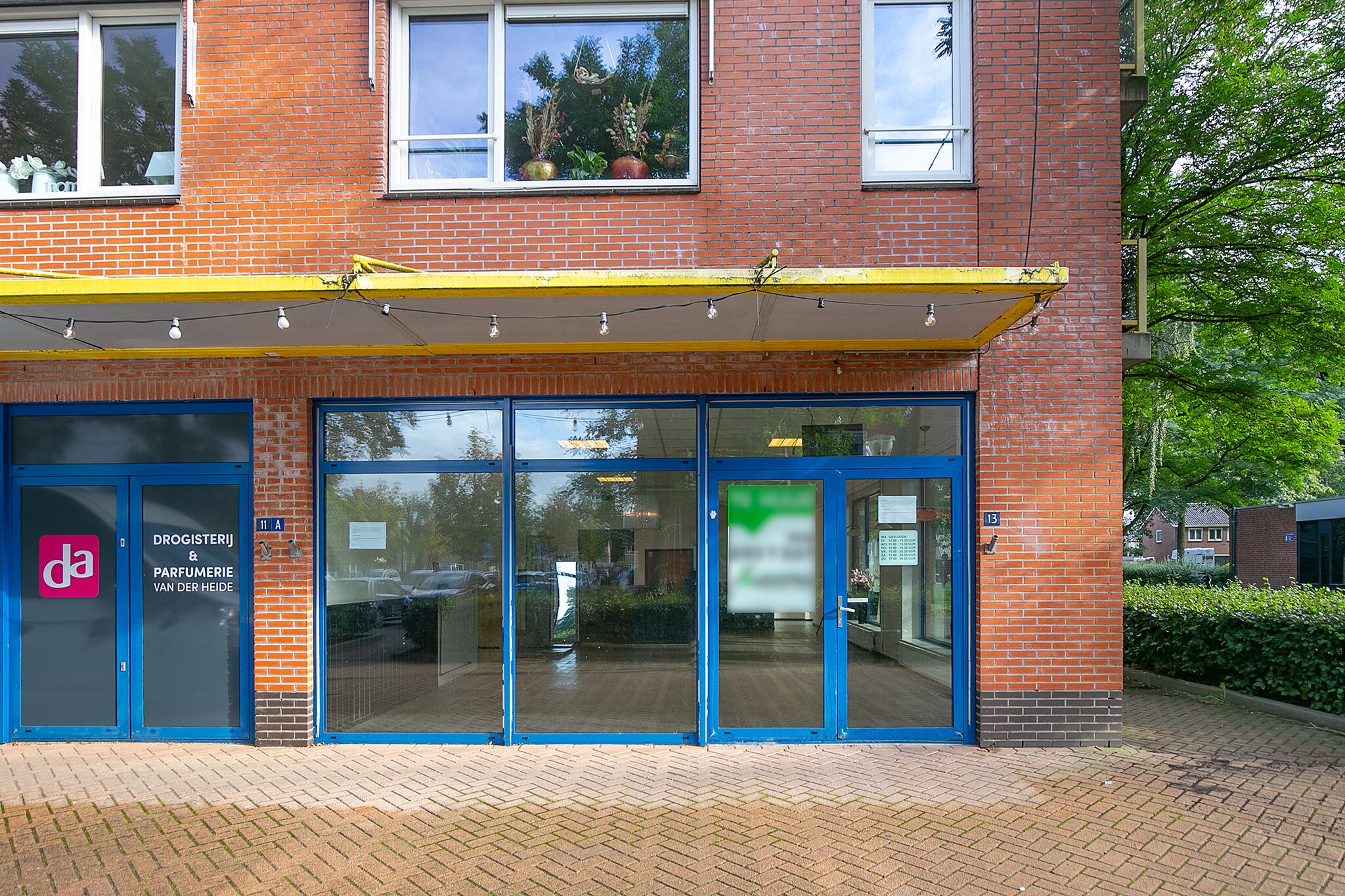 Bedrijfspand in winkelcentrum Fuormanderij in Hurdegaryp te huur