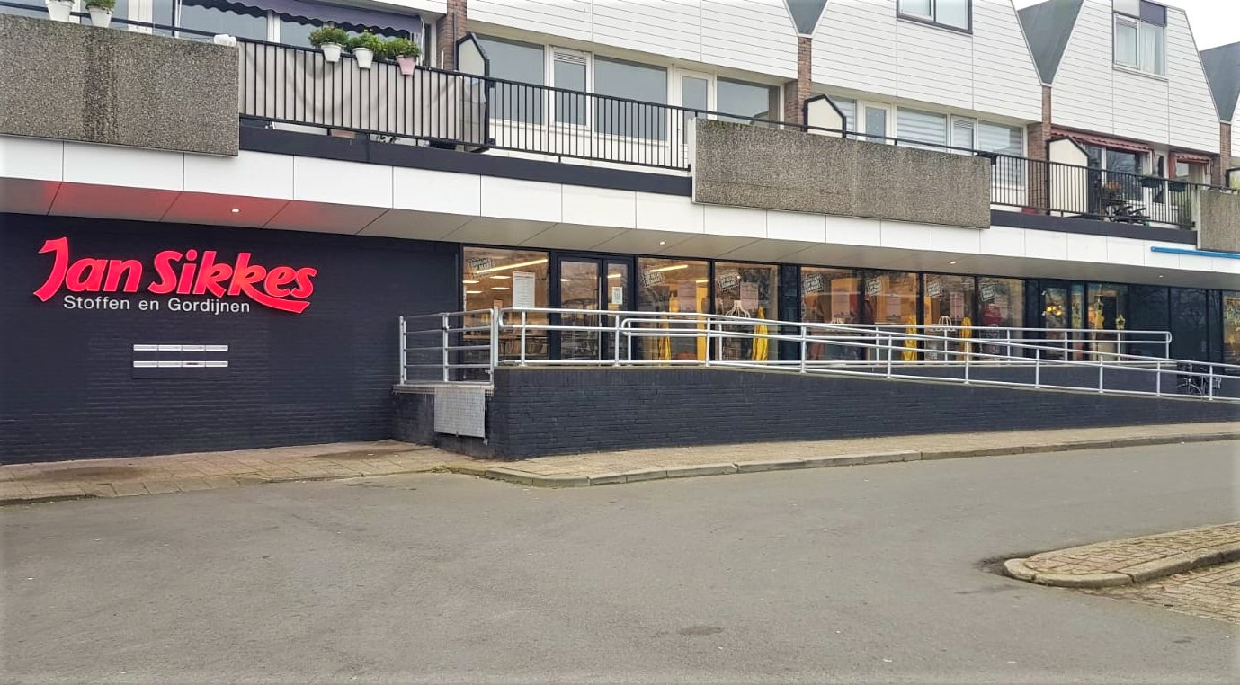 Stoffenzaak Jan Sikkes verhuisd naar de Emmakade