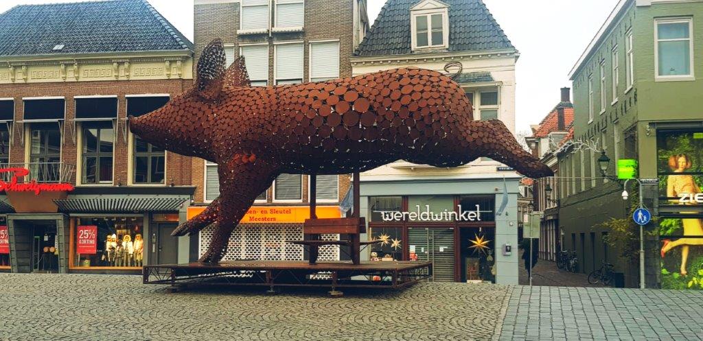 Kunstwerk 'Ode aan het Varken' tijdelijk in Leeuwarden