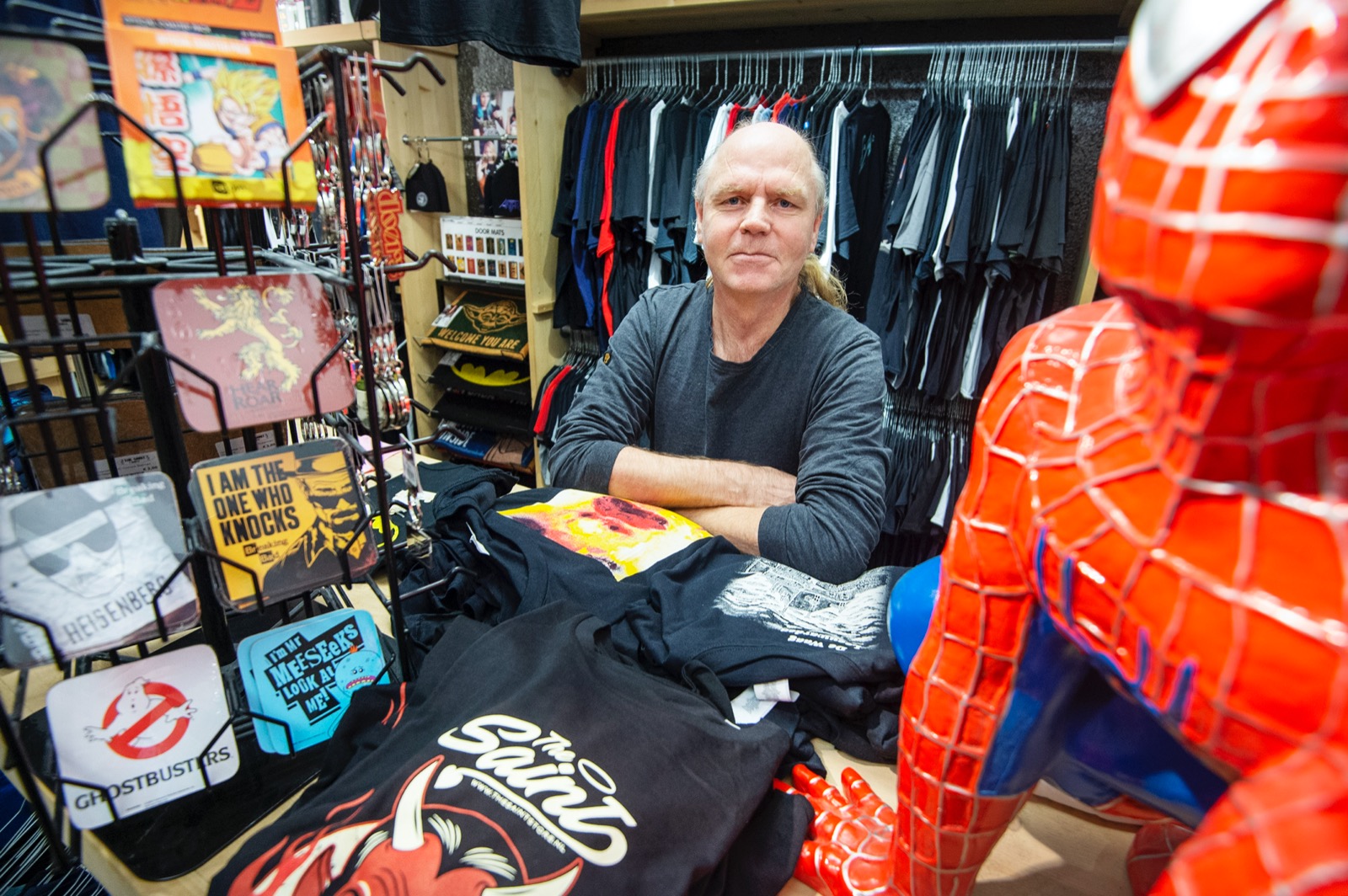 Winkel vol kleding en merchandise The SainT weer open