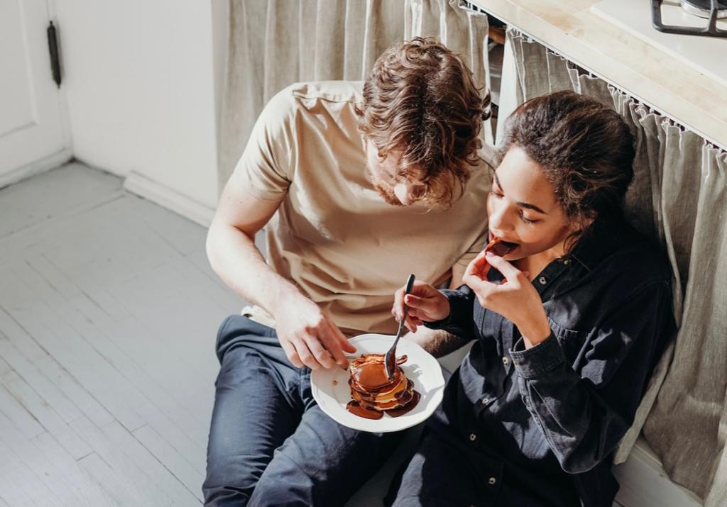 Onderzoek toont aan: van een gelukkige relatie wordt je dikker