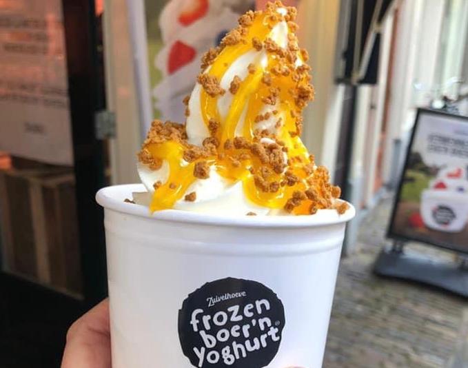 Zuivelhoeve verkoopt frozen yoghurt met Liqor 43 gelei!