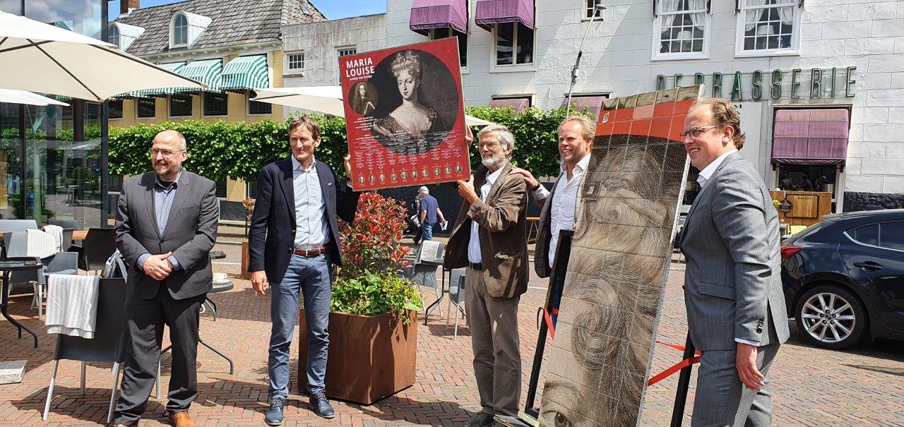 Metershoog tegeltableau vervangt muurschildering Maria Louise