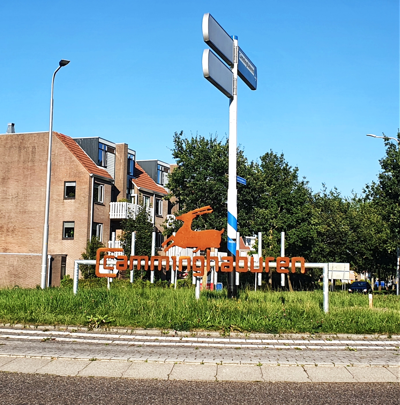 Het bronstige Cambuur hertje op de rotonde in Cammingaburen