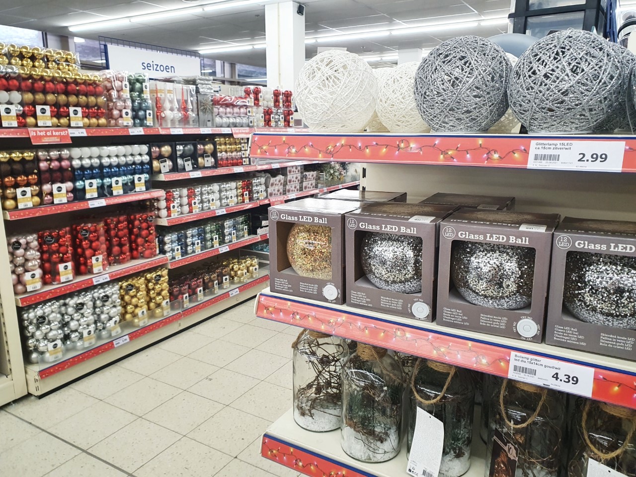 Stelling: Kerstlampjes bij de Action en kerststallen bij het tuincentrum, te vroeg?