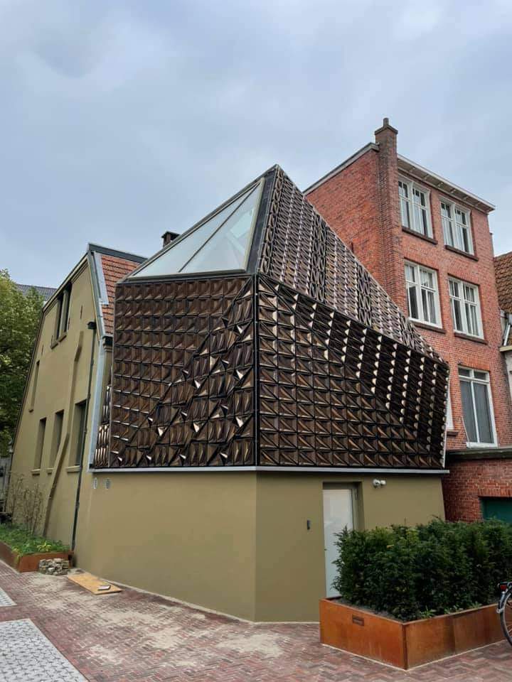 Nieuwe kunst: achterkant van De Utrecht aan de Tweebaksmarkt