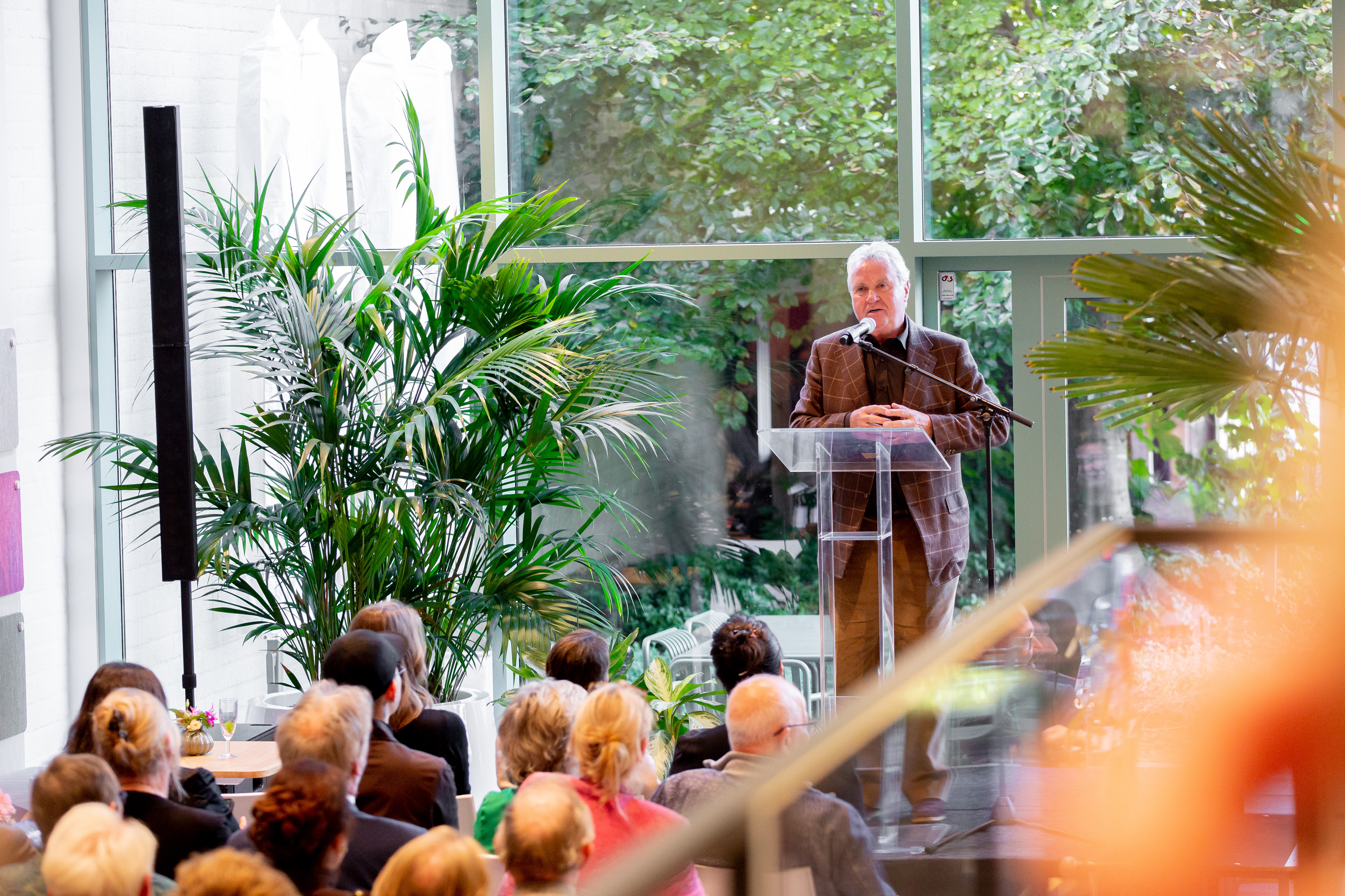 Guus Hiddink opende grote Koreatentoonstelling in Keramiekmuseum Princessehof