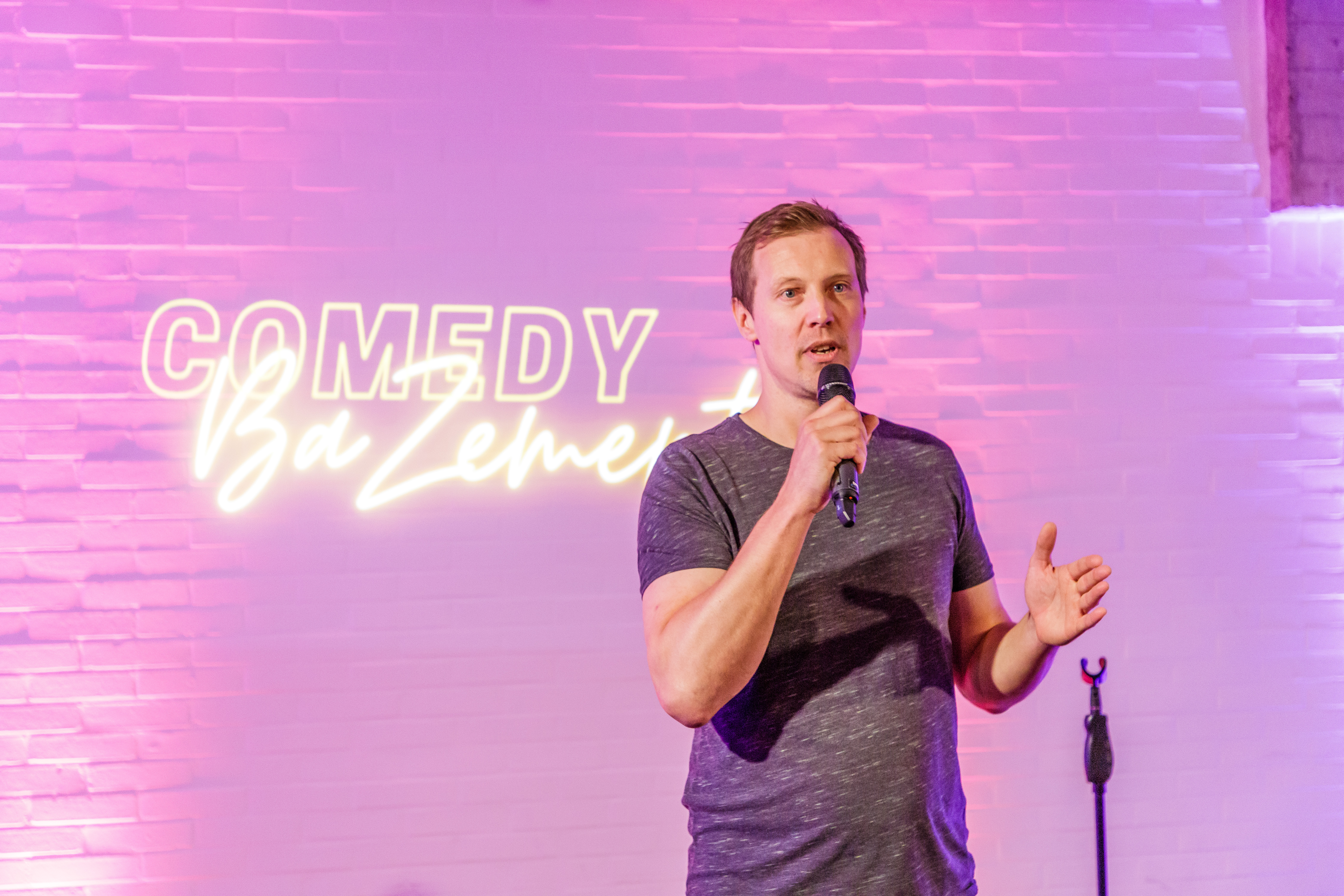 Een avondje lekker lachen kan het beste tijdens de Comedy BaZement in Grand Café Z!