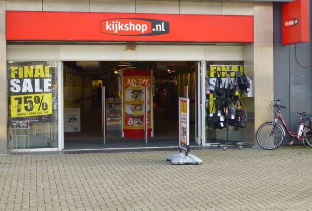 Kent u deze zaak nog? Met een potlood en kladblokje voor de vitrines van de Kijkshop staan