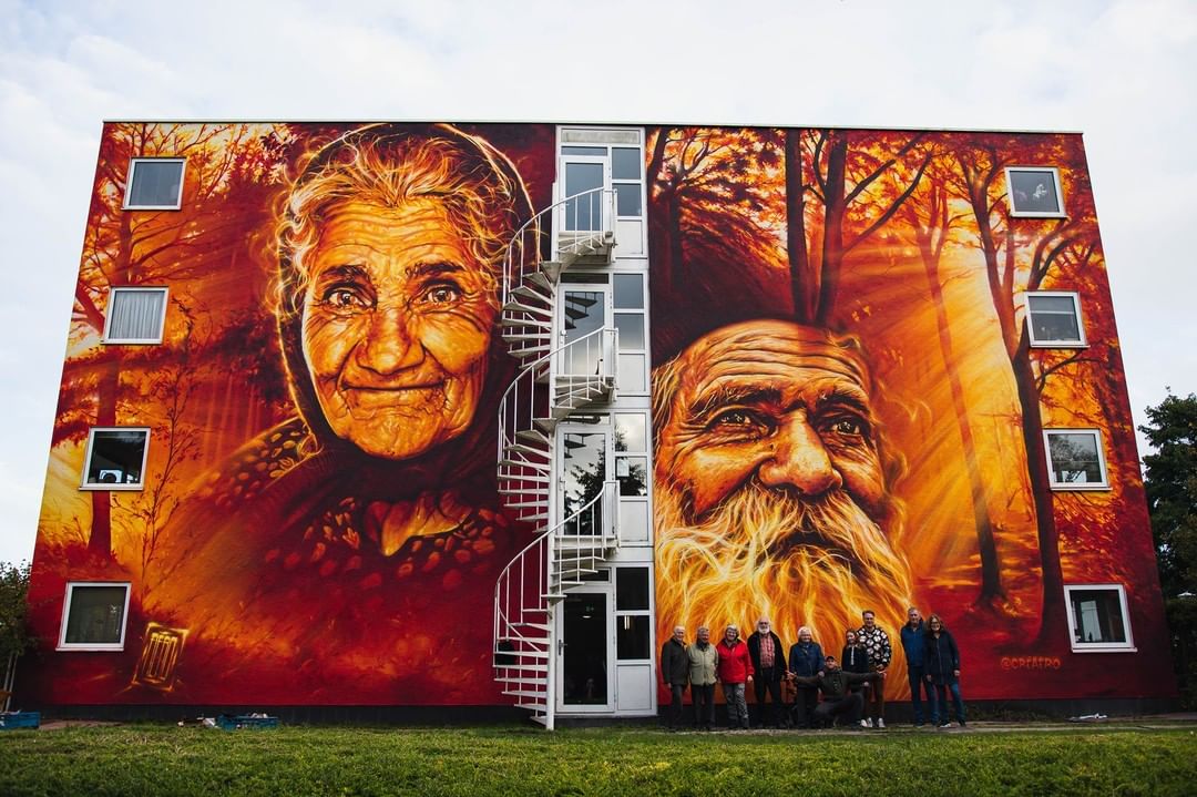 Fraaie muurschildering op seniorencomplex als eerbetoon aan ouderen