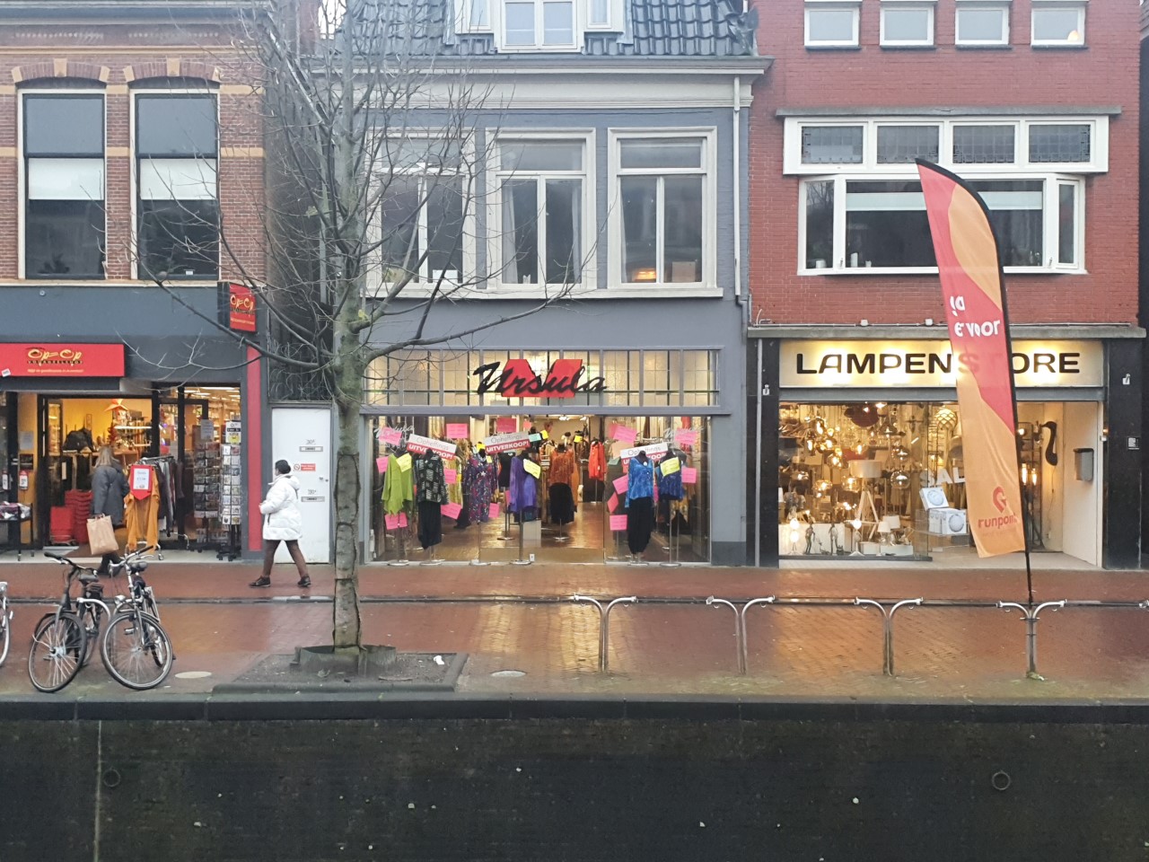 De 'kleurrijkste winkel van Nederland' Ursula Mode gaat met pensioen.