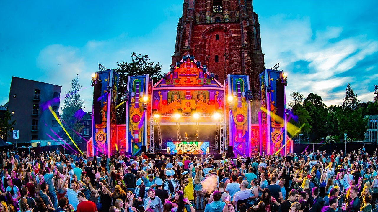 Losgaan terwijl je teruggaat in de tijd met 90's XXL!