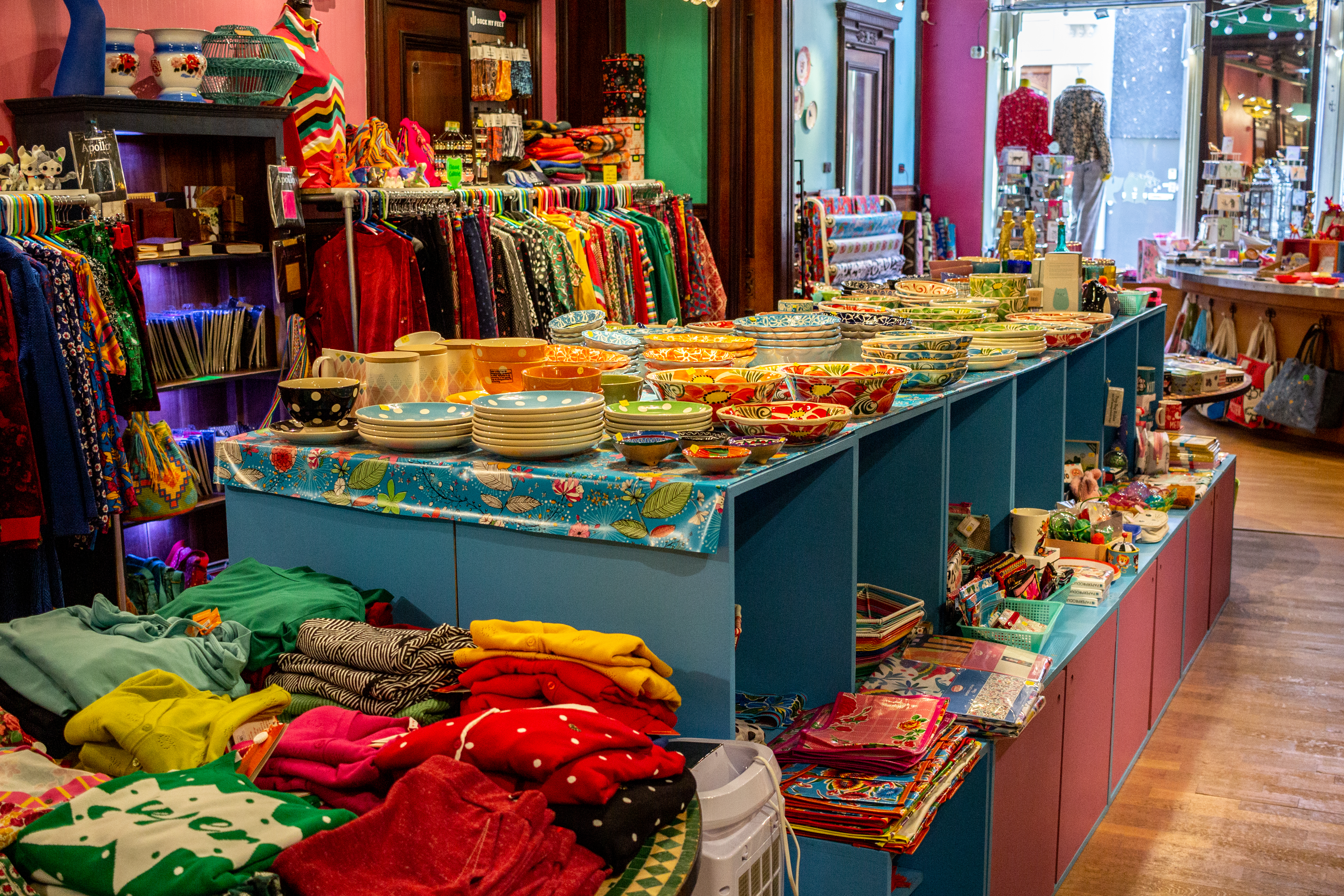 Loop een wereld vol kleur, vrolijkheid en positiviteit binnen bij Ny-Na!