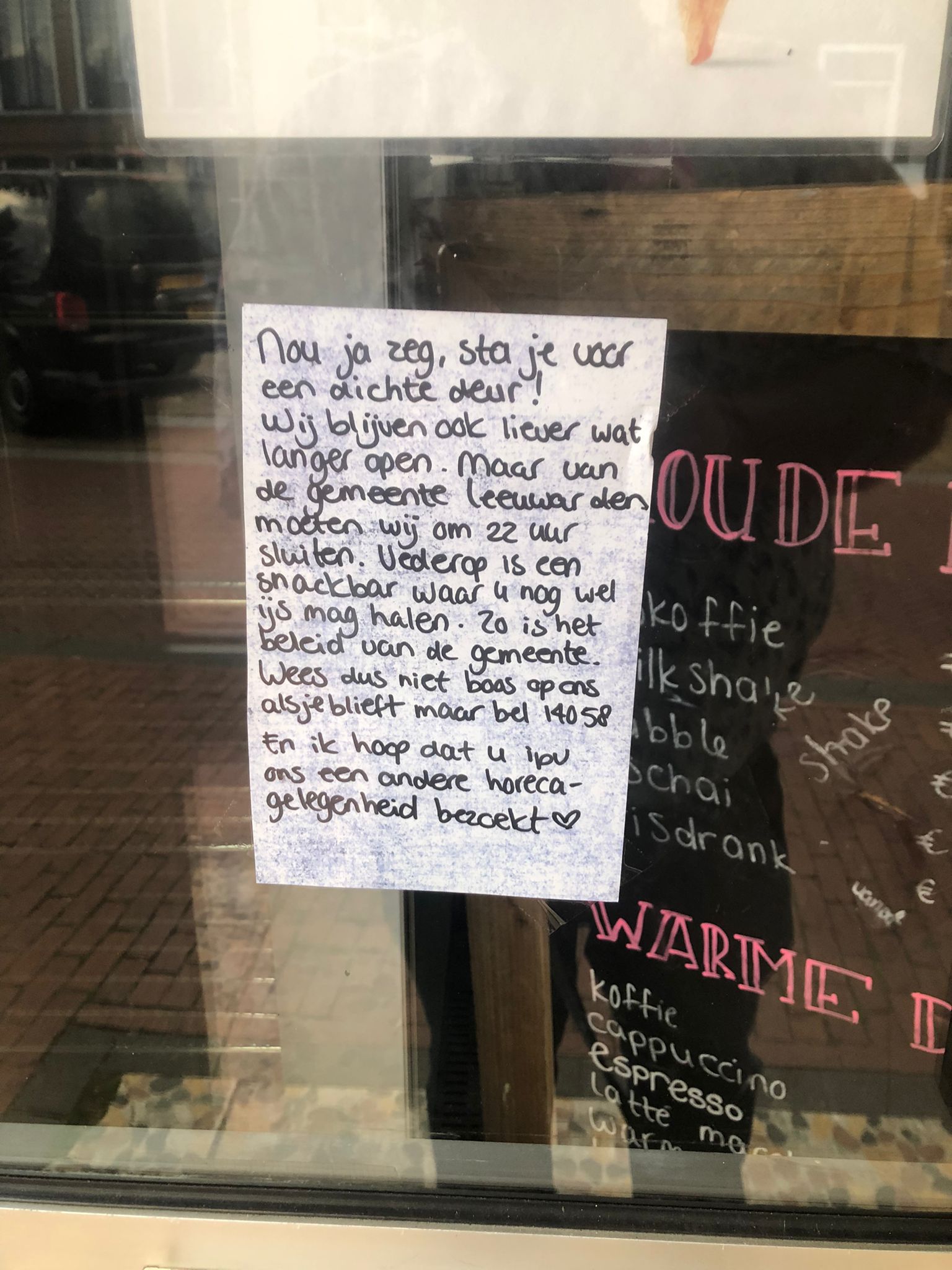 Zin in zo'n lekker ijsje van La Venezia? Kom dan op tijd, want: de locatie moet dagelijks om 22.00 uur sluiten van de gemeente