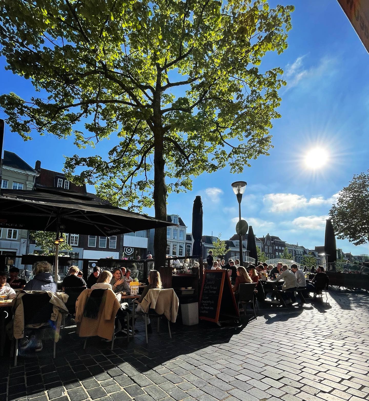 Het geliefde terras van Huize Kwast op de brug mag tijdens winkeltijden niet meer open van de gemeente: 'hindert het winkelend publiek'
