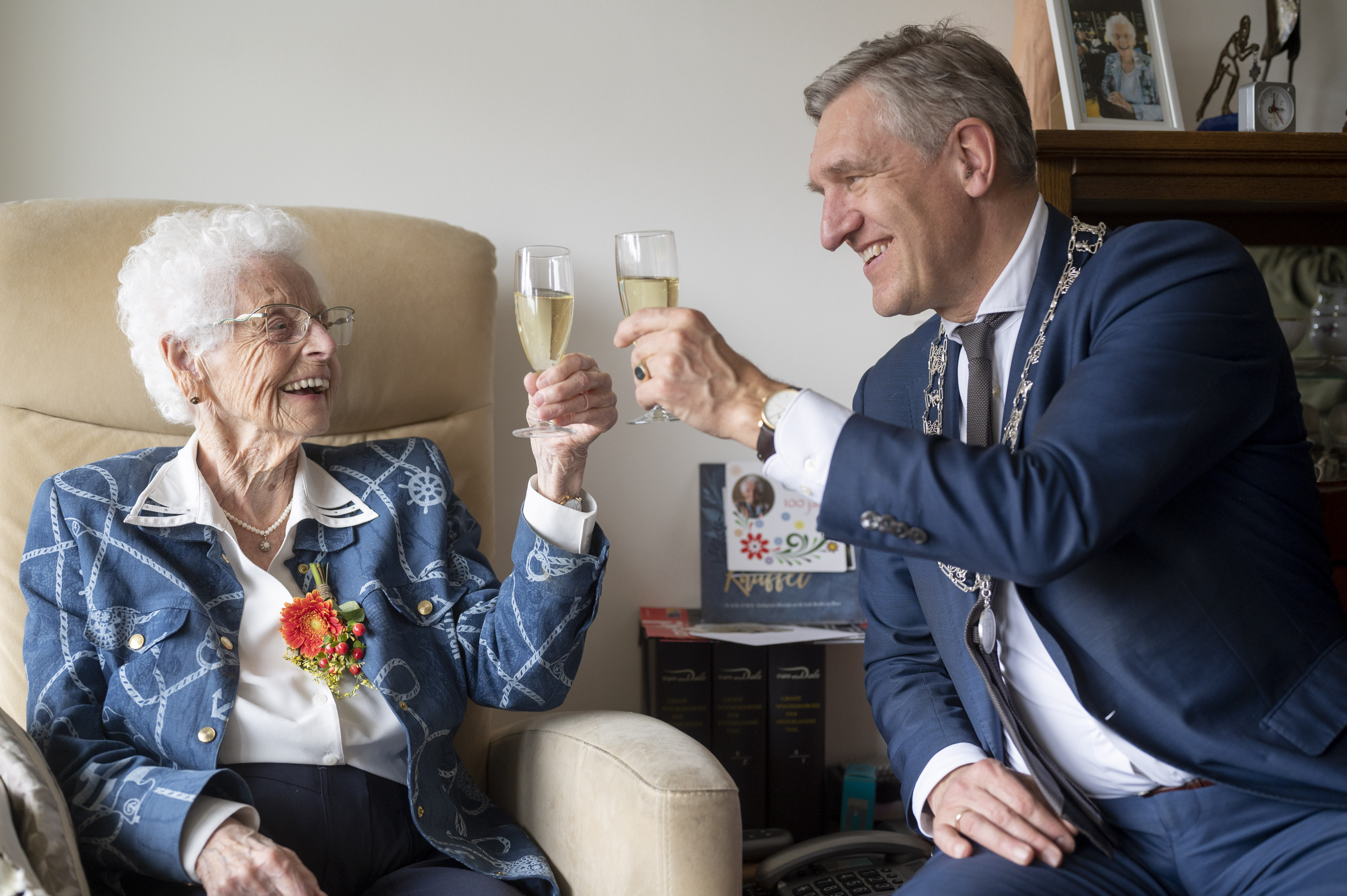 Burgemeester Buma feliciteert 100-jarige mevrouw Regnerij