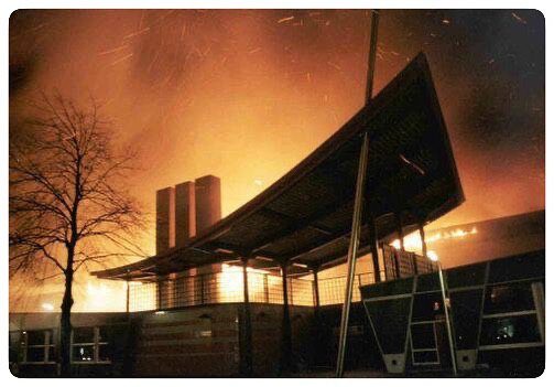 Foto Van Vroeger: de brand in de Frieslandhal in 1996