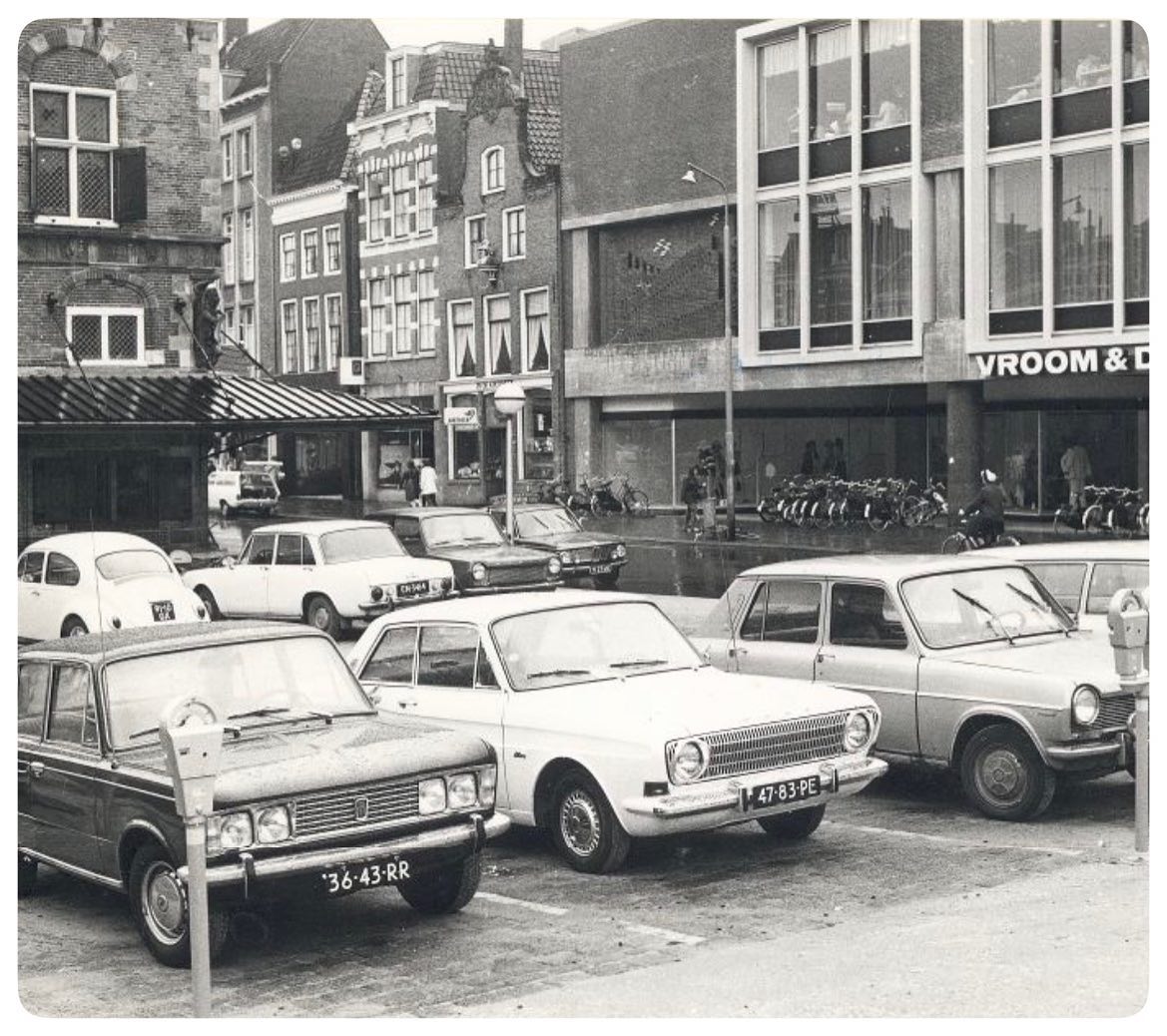 Vroeger in Leeuwarden | Parkeren voor de V&D
