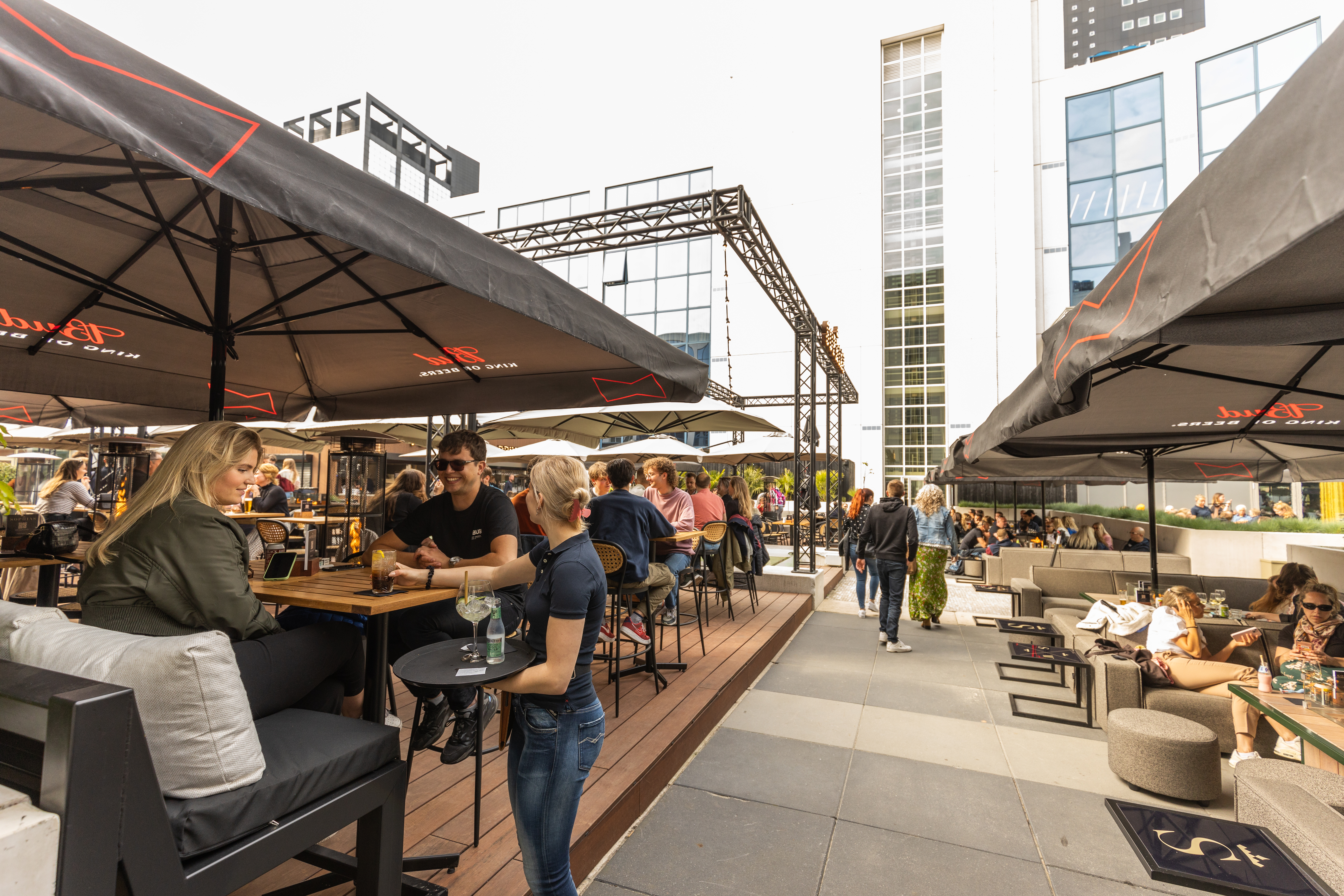 Kom lekker borrelen bij Sophias!