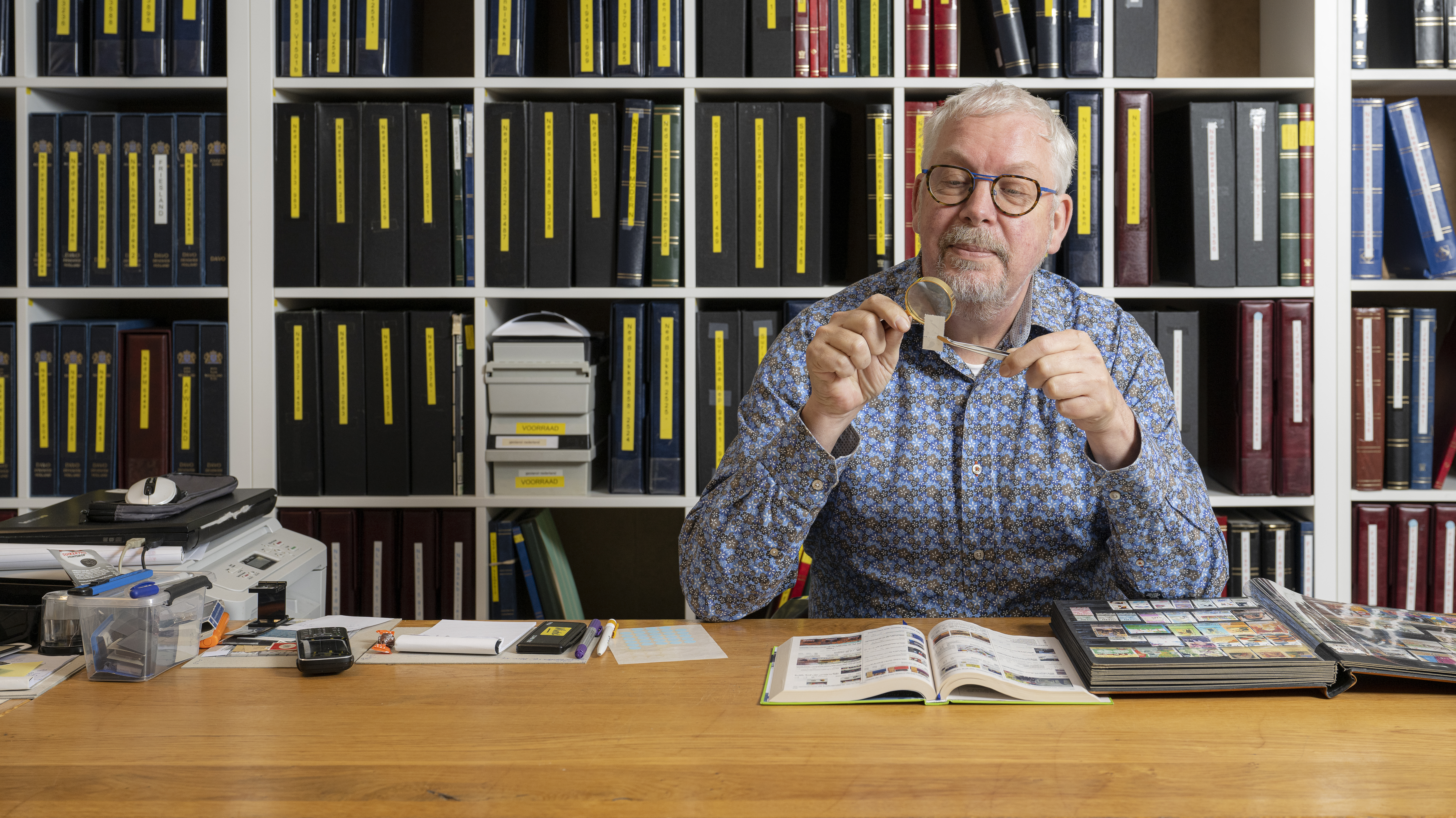 Postzegelhandel Nisja, een jaar later