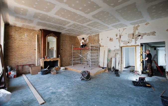 Kledingwinkel en kapper in oud pand De Slegte