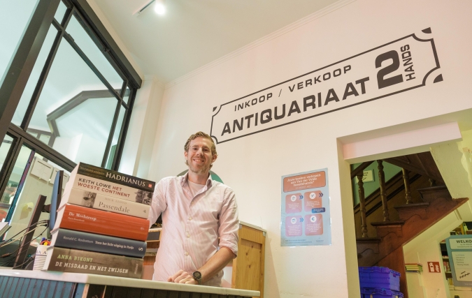 Frank Smal, inkoper bij Van der Velde boeken, deelt zijn passie en verhalen over de wereld van tweedehands boeken